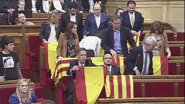 El PPC despliega banderas de España El PPC despliega banderas de España