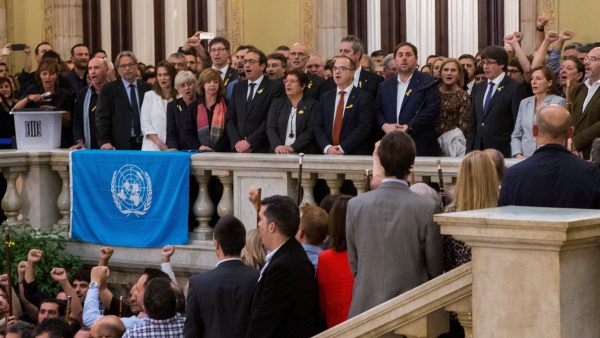 El Parlament declara la DUI a ritmo de 'Els Segadors' El Parlament declara la DUI a ritmo de 'Els Segadors'