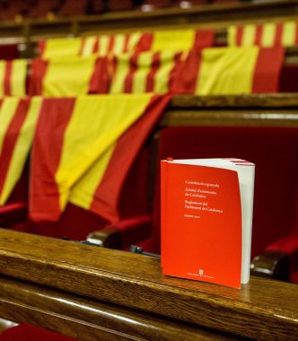 Banderas de España en el Parlament