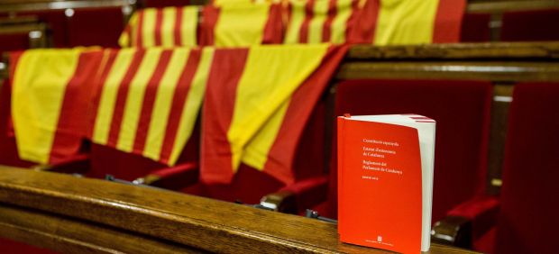 Banderas de España en el Parlament