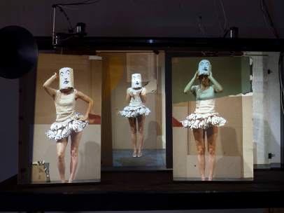 William Kentridge. Right Into Her Arms, 2016