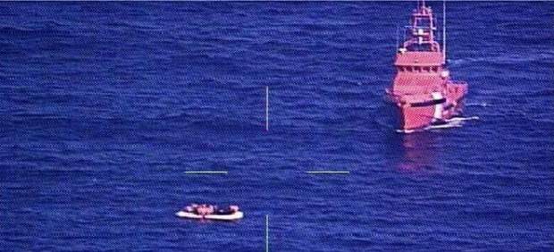 Patera con 56 subsaharianos localizada desde el avión Condor II del Frontex