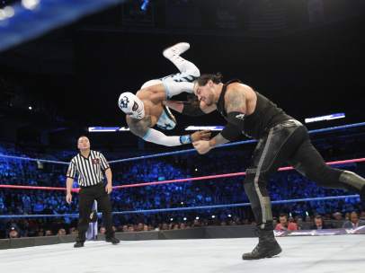 Baron Corvin y Sin Cara, en acción