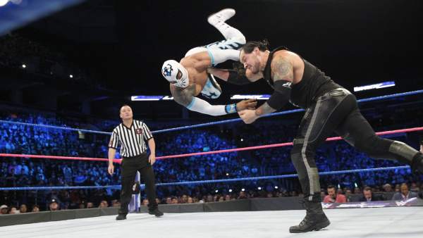 Baron Corvin y Sin Cara, en acción Baron Corvin y Sin Cara, en acción