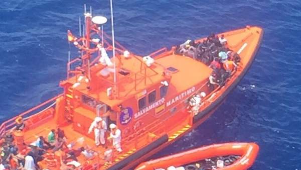 Rescate de una patera en aguas del Estrecho Rescate de una patera en aguas del Estrecho