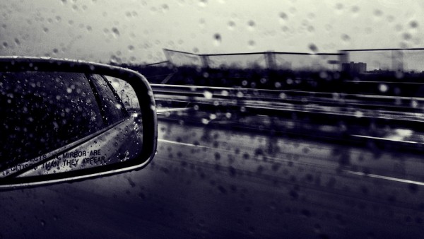 Coche circula con lluvia Coche circula con lluvia