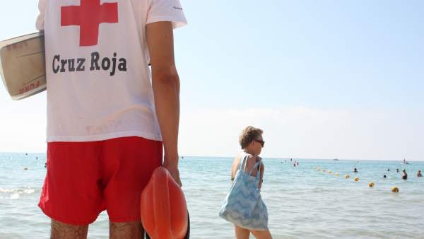 Un Socorrista De Cruz Roja Vigila La Playa Un Socorrista De Cruz Roja Vigila La Playa
