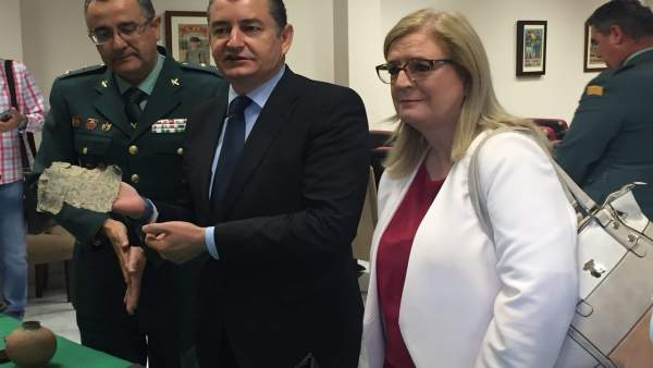 Sanz muestra la tablilla íbera Sanz muestra la tablilla íbera