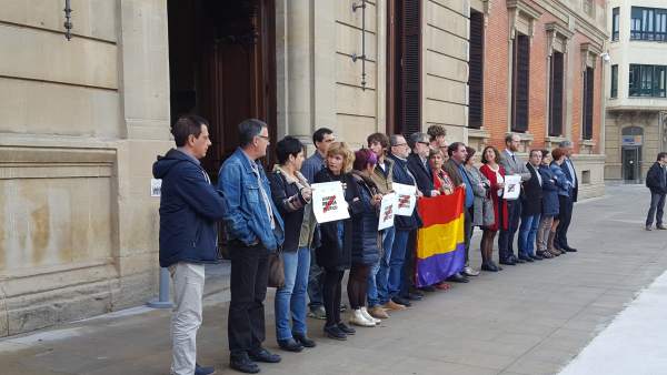 Concentración frente al Parlamento foral. Concentración frente al Parlamento foral.