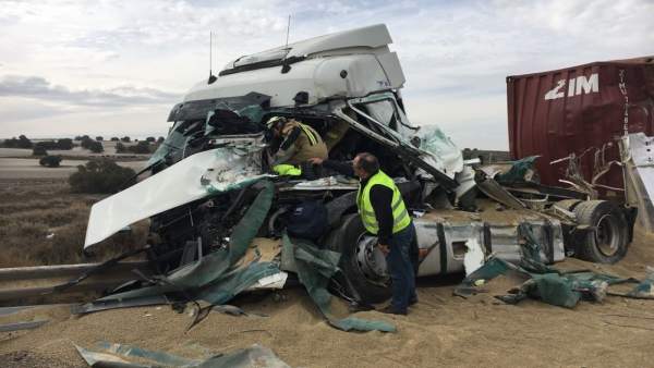 La cabina de uno de los camiones ha quedado destrozada por el impacto La cabina de uno de los camiones ha quedado destrozada por el impacto