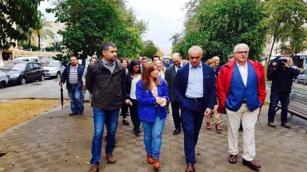 Los socialistas Verónica Pérez y Antonio Muñoz, en Pino Montano Los socialistas Verónica Pérez y Antonio Muñoz, en Pino Montano