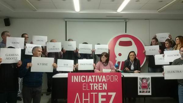 Rueda de prensa de sindicatos y comisiones de empresa contra el TAV. Rueda de prensa de sindicatos y comisiones de empresa contra el TAV.