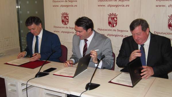 Firma del convenio en materia de eliminación de escombreras. Firma del convenio en materia de eliminación de escombreras.