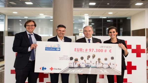 Carrefour entrega un cheque de 97.300 euros a Cruz Roja. Carrefour entrega un cheque de 97.300 euros a Cruz Roja.