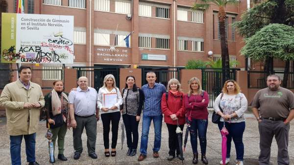 Miembros del PP de Sevilla visitan el IES Nervión Miembros del PP de Sevilla visitan el IES Nervión