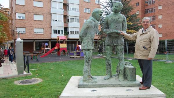 Soria: el escultor con la obra dedicada a Machado y al tren Soria: el escultor con la obra dedicada a Machado y al tren