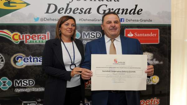 Marcos entrega el reconocimiento a Dehesa Grande Marcos entrega el reconocimiento a Dehesa Grande