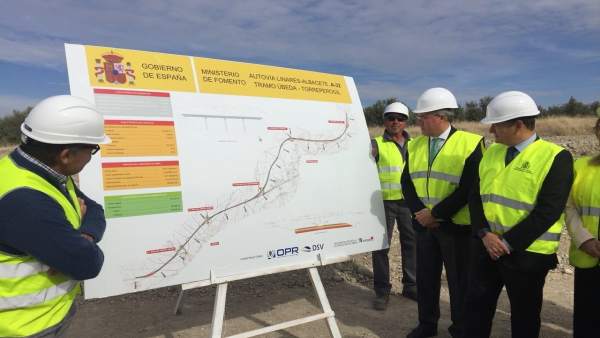 Fernández de Moya y Sanz (d) visitan las obras en la futura autovía A-32. Fernández de Moya y Sanz (d) visitan las obras en la futura autovía A-32.