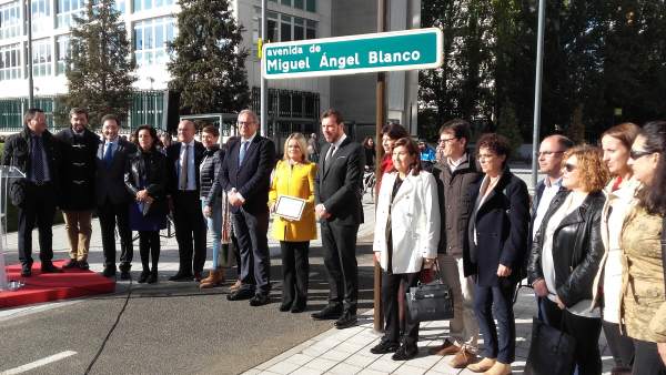 La Corporación y María del Mar Blanco posan junto a la placa de la calle La Corporación y María del Mar Blanco posan junto a la placa de la calle