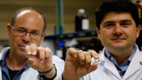 Jesús Berenguer (UR) y Javier García (UA) sostienen dos celdas solares Jesús Berenguer (UR) y Javier García (UA) sostienen dos celdas solares