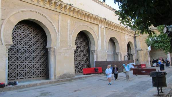La segunda puerta, cubierta por un plástico, entre las otras tres celosías La segunda puerta, cubierta por un plástico, entre las otras tres celosías