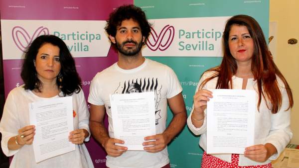 Los miembros de Participa con sus alegaciones. Los miembros de Participa con sus alegaciones.