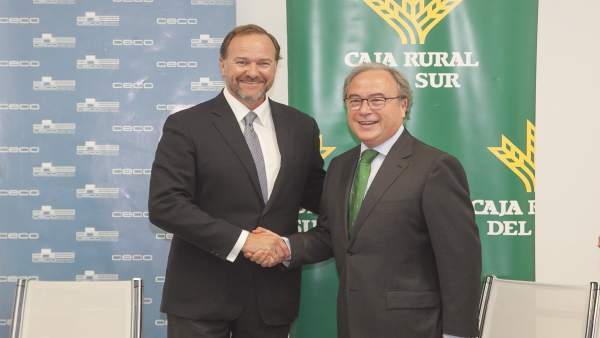 García-Palacios Álvarez y Díaz Córdoba se dan la mano tras la firma García-Palacios Álvarez y Díaz Córdoba se dan la mano tras la firma