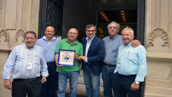 El Club de Vehículos Antiguos de Almería ha entregado una placa a la Diputación. El Club de Vehículos Antiguos de Almería ha entregado una placa a la Diputación.