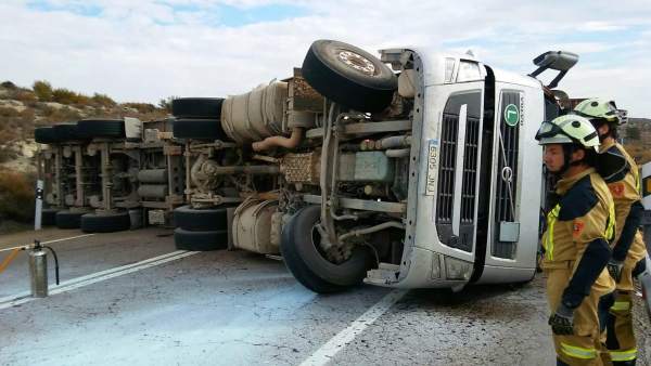 Uno de los camiones ha volcado sobre la calzada tras la colisión frontal Uno de los camiones ha volcado sobre la calzada tras la colisión frontal