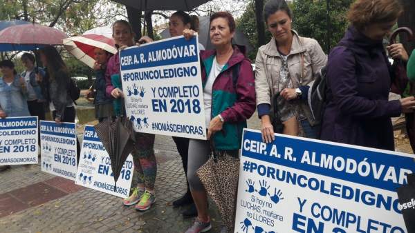 Padres del colegio 'Rodríguez Almodóvar' de Alcalá de Guadaíra Padres del colegio 'Rodríguez Almodóvar' de Alcalá de Guadaíra