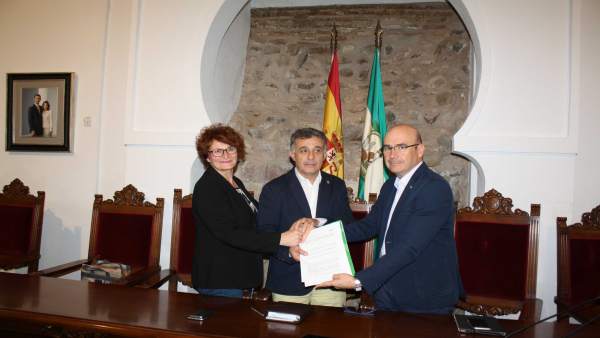 Carmona (dcha.) y Monterroso, tras la firma del convenio Carmona (dcha.) y Monterroso, tras la firma del convenio