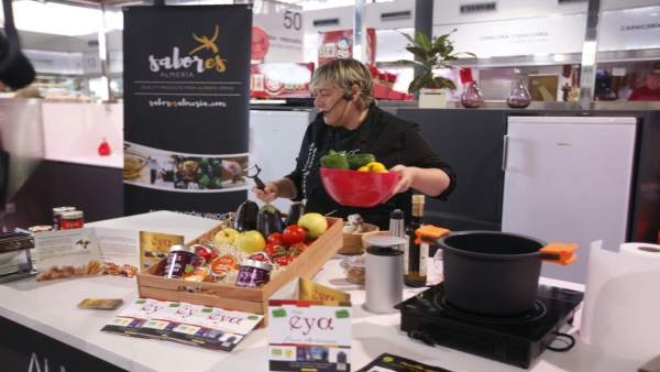 La empresa 'PulpiEya' en el espectáculo de cocina en vivo en el Mercado Central. La empresa 'PulpiEya' en el espectáculo de cocina en vivo en el Mercado Central.