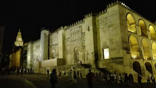 Vista nocturna de la Mezquita desde la calle Amador de los Ríos Vista nocturna de la Mezquita desde la calle Amador de los Ríos
