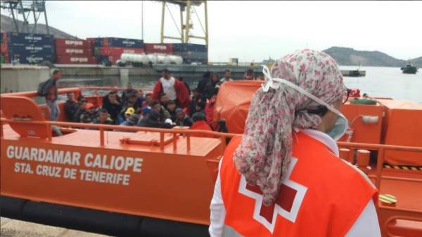 Una voluntaria de Cruz Roja, durante la recepción a los inmigrantes en Cartagena Una voluntaria de Cruz Roja, durante la recepción a los inmigrantes en Cartagena
