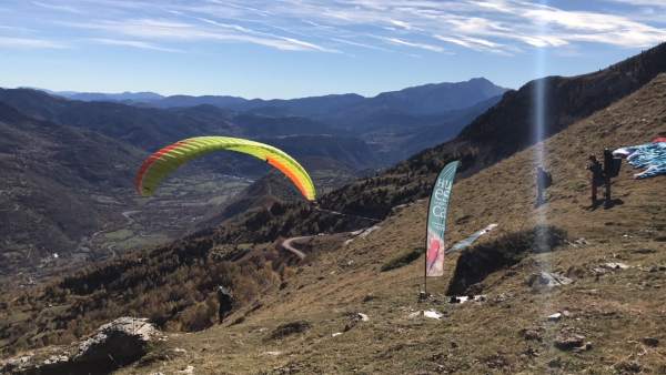 Grabación de recursos televisivos sobre la práctica del parapente en Huesca Grabación de recursos televisivos sobre la práctica del parapente en Huesca