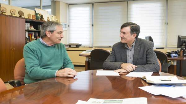 El consejero de Educación, Francisco Fernández Mañanes. Y el alcalde de Suances El consejero de Educación, Francisco Fernández Mañanes. Y el alcalde de Suances