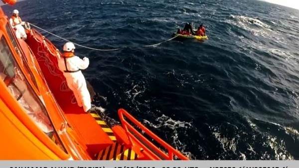 Embarcación hinchable rescatada por Salvamento en aguas del Estrecho Embarcación hinchable rescatada por Salvamento en aguas del Estrecho