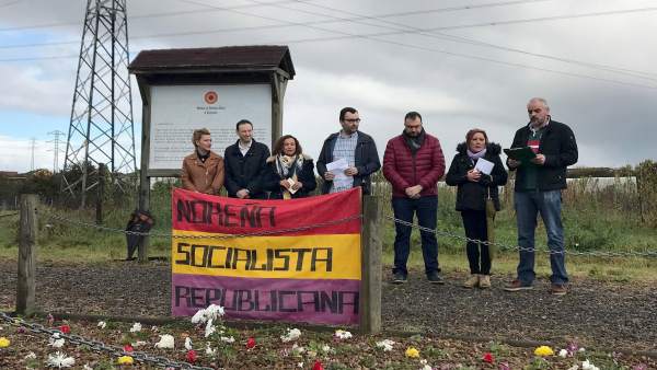 Guillero Martínez con Adrían Barbón y los organizadores. Guillero Martínez con Adrían Barbón y los organizadores.