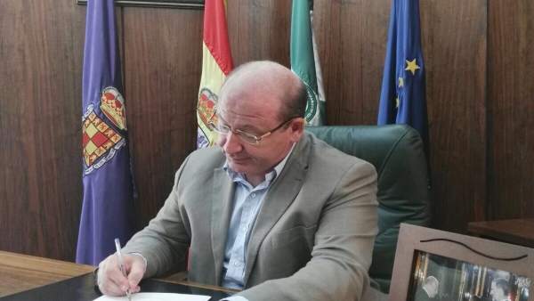 El alcalde de Jaén, Javier Márquez, firma el bando municipal. El alcalde de Jaén, Javier Márquez, firma el bando municipal.