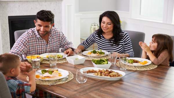 Cenar más tarde significa un menú más pobre Cenar más tarde significa un menú más pobre