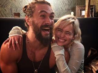 Emilia Clarke y Jason Momoa