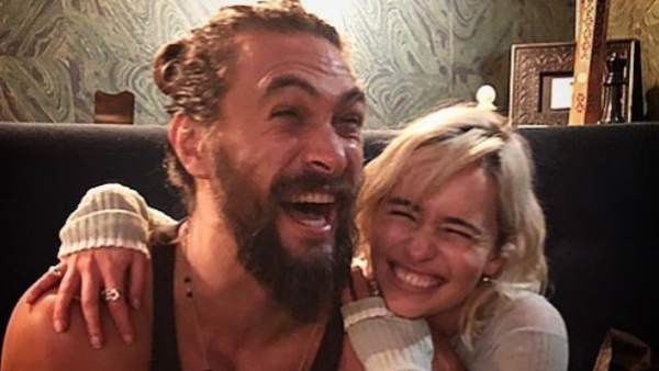 Emilia Clarke y Jason Momoa Emilia Clarke y Jason Momoa