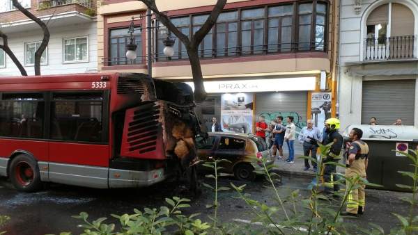 Autobús calcinado Autobús calcinado
