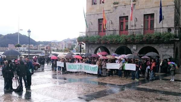 Concentración en Castro Urdiales para pedir el indulto para el Hotel Miramar Concentración en Castro Urdiales para pedir el indulto para el Hotel Miramar