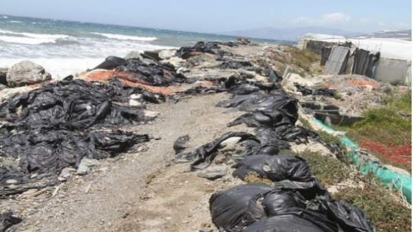 Invernaderos rodeados de basura en Albuñol Invernaderos rodeados de basura en Albuñol