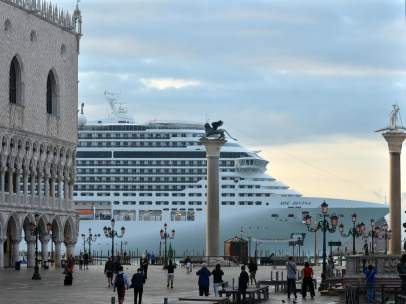 Crucero pasando junto a la Plaza San Marcos de Venecia, Italia