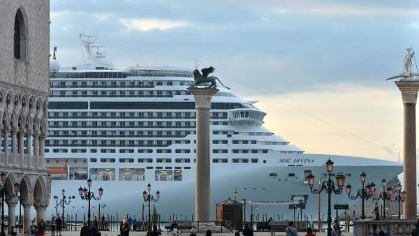 Crucero pasando junto a la Plaza San Marcos de Venecia, Italia Crucero pasando junto a la Plaza San Marcos de Venecia, Italia