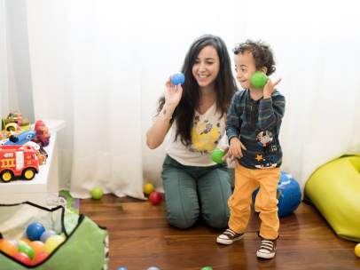 Izaskun jugando con su hijo Hugo
