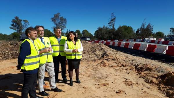 Los consejero de Medio Ambiente y de Fomento visitan paso de fauna en Almonte. Los consejero de Medio Ambiente y de Fomento visitan paso de fauna en Almonte.