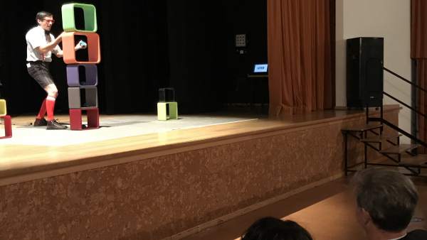 El alcalde asiste a un número de circo El alcalde asiste a un número de circo